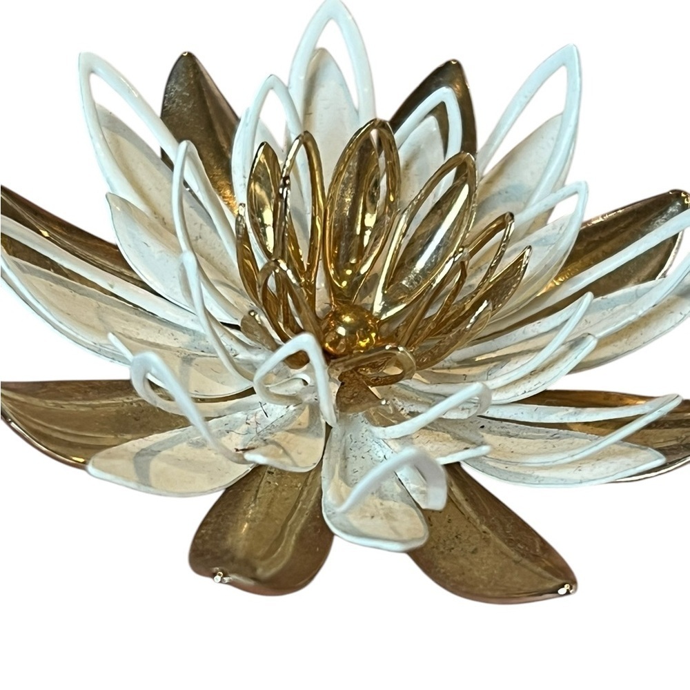 Vintage Sarah Coventry Large Water Lily Goldtone White Flower Brooch - Picture 2 of 6